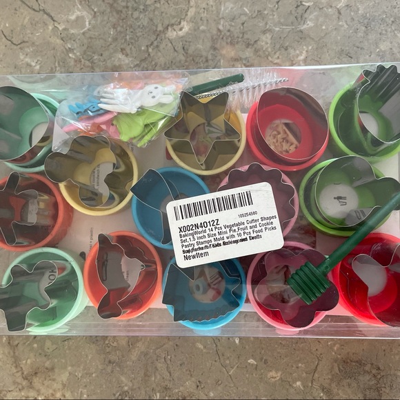 ‼️SOLD ON Ⓜ️Vegetable and Fruit Cutter Shapes Set - Picture 5 of 6
